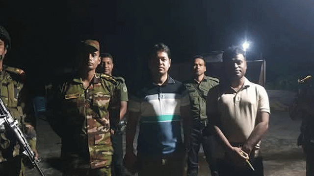 আটক আসামিরা।
