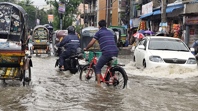 চরম দুর্ভোগে পড়েছেন অফিসগামী মানুষ, শিক্ষার্থীরা এবং শ্রমজীবী মানুষ