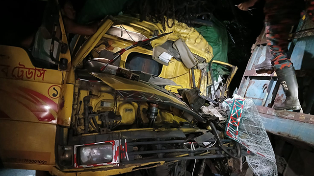 ক্ষতিগ্রস্ত ট্রাক।