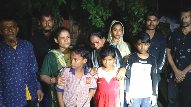 পুশইন হওয়া বাংলাদেশিরা।