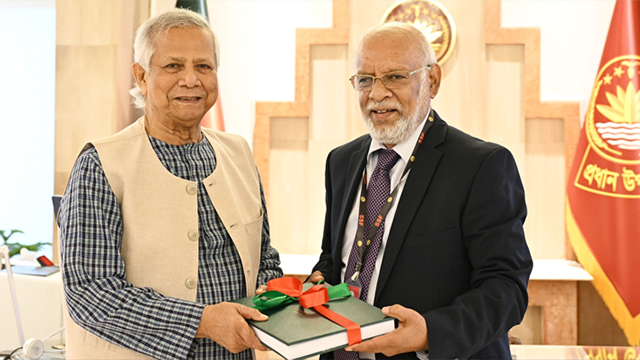 প্রধান উপদেষ্টার কার্যালয়ে অধ্যাপক মুহাম্মদ ইউনূসের কাছে দ্বিতীয় প্রতিবেদন জমা দেন পদোন্নতি-বঞ্চিত অবসরপ্রাপ্ত কর্মকর্তাগণের আবেদন পর্যালোচনা কমিটির আহ্বায়ক জাকির আহমেদ খান। ছবি: প্রেস উইং