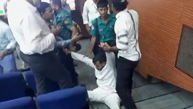 ব্রাহ্মণবাড়িয়া ২ ও ৩ আসনের পক্ষে-বিপক্ষে দুই গ্রুপের মধ্যে হট্টগোল ও হাতাহাতির ঘটনা ঘটে। ছবি : সংগৃহীত