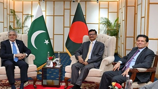 পাকিস্তানের পররাষ্ট্রমন্ত্রী ইসহাক দারের সঙ্গে বৈঠকে পররাষ্ট্র উপদেষ্টা মো. তৌহিদ হোসেন (ছবি: সংগৃহীত)