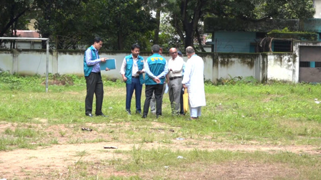 ডা. খাস্তগীর সরকারি বালিকা উচ্চ বিদ্যালয়ের খেলার মাঠ বিক্রির অভিযোগ খতিয়ে দেখতে মাঠে দুদক। ছবি: সংগৃহীত