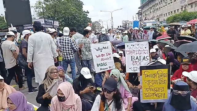 স্থায়ী ক্যাম্পাসের দাবিতে রাজধানীর টেকনিক্যাল মোড় অবরোধ করেছেন শিক্ষার্থীরা। ছবি : সংগৃহীত