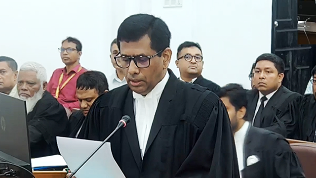 ট্রাইব্যুনালে অভিযোগ দাখিল করছেন চিফ প্রসিকিউটর মোহাম্মদ তাজুল ইসলাম। ছবি: ভিডিও থেকে নেওয়া