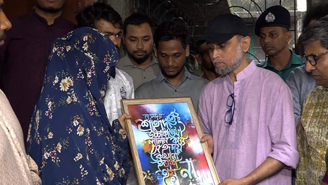 শহিদদের স্মৃতি সংগ্রহে উপদেষ্টা ফারুকী