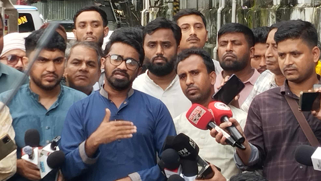 ঢাকা মেডিকেল কলেজ হাসপাতালের বাগান গেটে সংবাদ সম্মেলনে রাশেদ খান। ছবি : সংগৃহীত