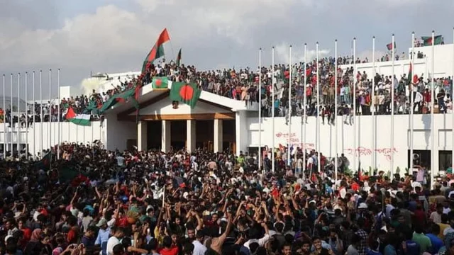 প্রধানমন্ত্রীর কার্যালয়ের সামনে সাধারণ জনতার উল্লাস। পুরোনো ছবি