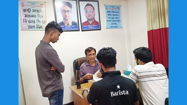 সেগুনবাগিচায় ‘বাংলাদেশ সংস্কারবাদী পার্টি (বিআরপি)’-র কার্যালয়ে নেতাকর্মীদের সঙ্গে বৈঠক করছেন দলটির ভাইস চেয়ারম্যান মেহেদী হাসান। ছবি : রাকিব রায়হান