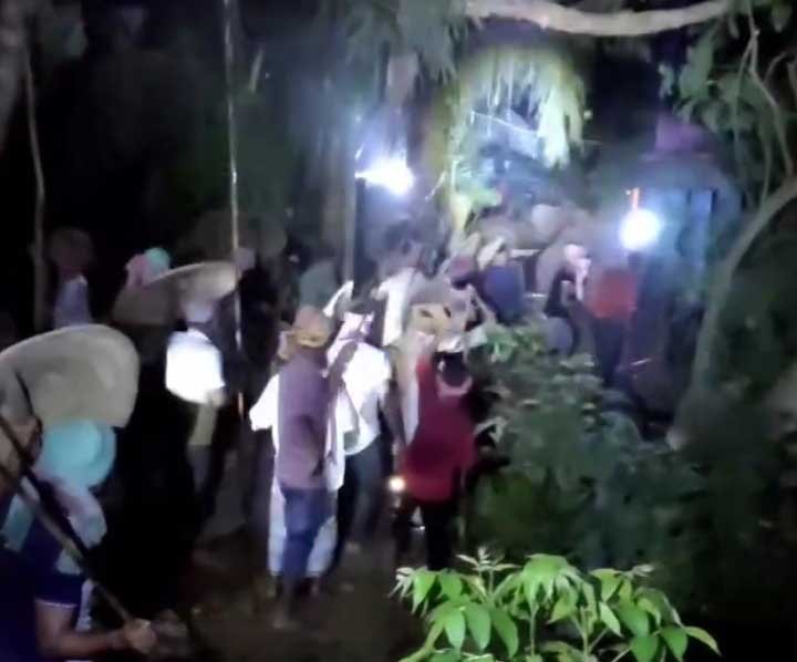 অন্ধকারে টর্চ জ্বালিয়ে তিন ঘণ্টা মারামারি করে দুই পক্ষ। ছবি: স্ক্রিনশট