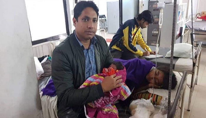 ফুটপাতে সন্তান প্রসব : মিলল বাবার খোঁজ, পুরস্কৃত সেই এসআই
