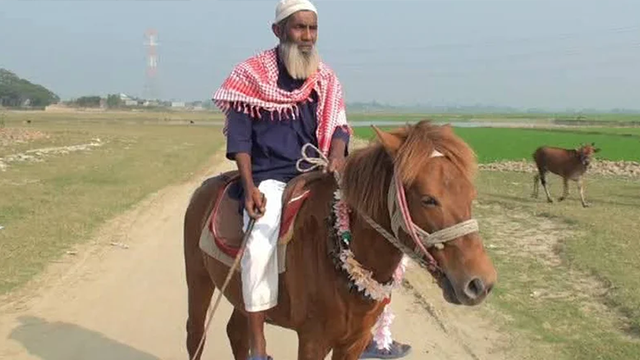 ঘোড়া নিয়ে কবর খুঁড়তে যাওয়া মনু মিয়া। ফাইল ছবি