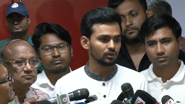 সাংবাদিকদের সঙ্গে কথা বলছেন আসিফ মাহমুদ সজীব ভূঁইয়া। ছবি : সংগৃহীত