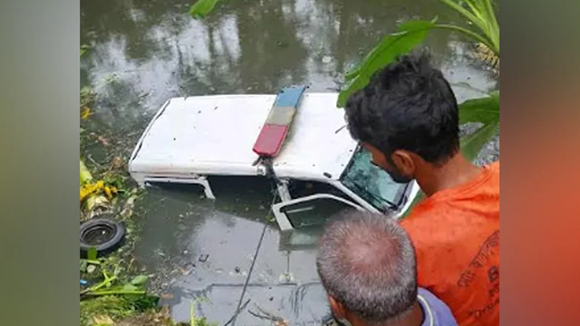 খাদে পড়ে যাওয়া অ্যাম্বুলেন্সটি।