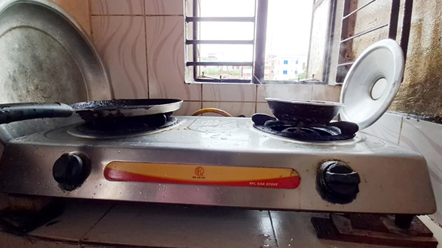 আজ ভোর থেকেই আবাসিক গ্যাস সরবরাহ পুরোপুরি বন্ধ হয়ে থাকায় চুলায় জ্বলেনি আগুন।