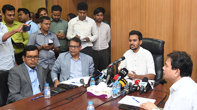 সচিবালয়ে মন্ত্রিপরিষদ বিভাগের পুরাতন সভাকক্ষে উপদেষ্টা আসিফ মাহমুদ। ছবি : সংগৃহীত