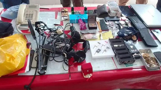 উদ্ধার হওয়া ডাকাতির জিনিসপত্র।