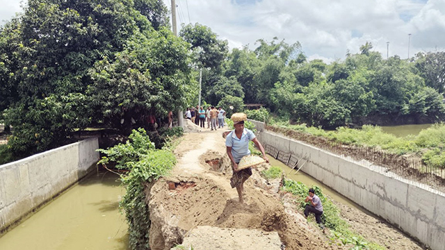 পবার দুয়ারি থেকে পাকুড়িয়া স্কুল পর্যন্ত আড়াই কিলোমিটার রাস্তার সংস্কারে বরাদ্দা রয়েছে ৬ কোটি ১৭ লাখ টাকা। সংস্কারে বিলম্বের কারণে সম্প্রতি রাস্তাটির একাংশে সুরক্ষা দেয়ালের প্রায় ৩০ মিটার ধসে পড়ে পুকুরে। পরে বালু ও মাটি ফেলে রাস্তাটি সাময়িকভাবে চলাচলের উপয