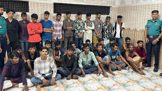 আজ বুধবার সাঁড়াশি অভিযান গ্রেপ্তার পেশাদার ছিনতাইকারীসহ বিভিন্ন অপরাধে জড়িত ৩০ জন। ছবি: সংগৃহীত